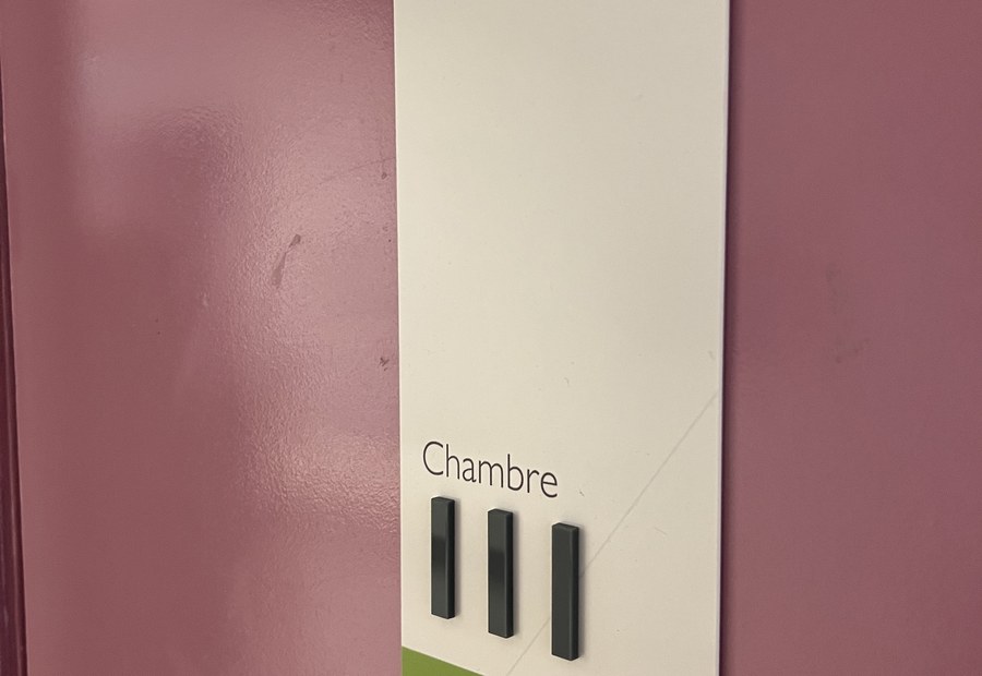 Domotique et sécurité active — signalétique tactile adaptée installée par Ovrance