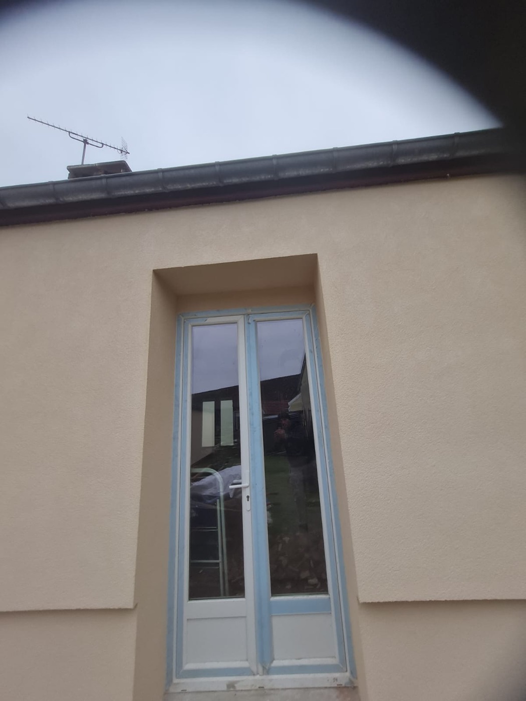 Pose de l'isolant en façade — isolation thermique par l'extérieur Ovrance