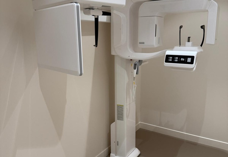 Salle de radiologie dentaire — appareil panoramique installé par Ovrance