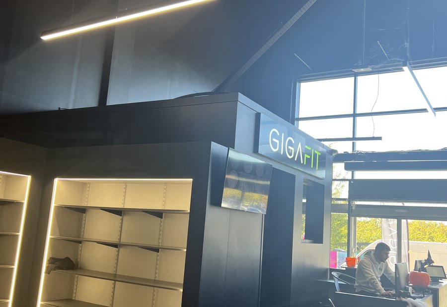 Reprise de cellule commerciale — boutique GIGAFIT aménagée par Ovrance
