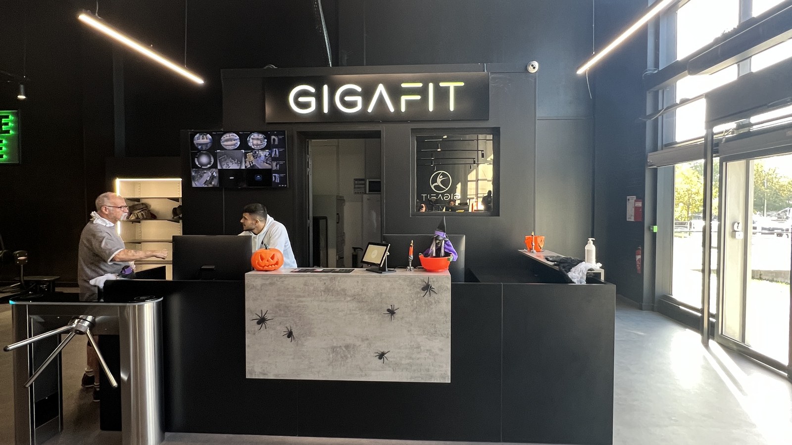 Aménagement retail GIGAFIT — réception et accueil livrés clé en main par Ovrance